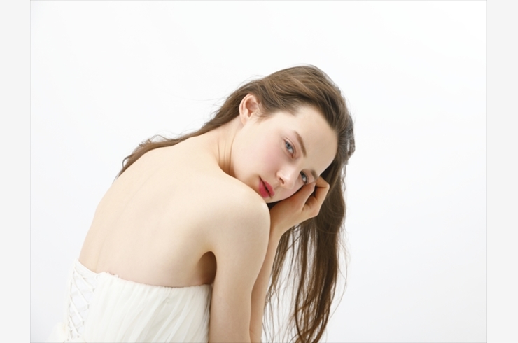 振り向く女性